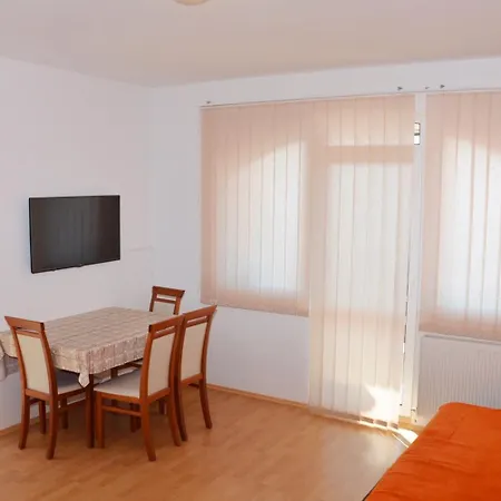 Hunor Hortenzia Apartment *